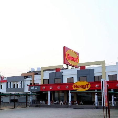 Virat Hotel & Guest House Rādhanpur Exterior foto